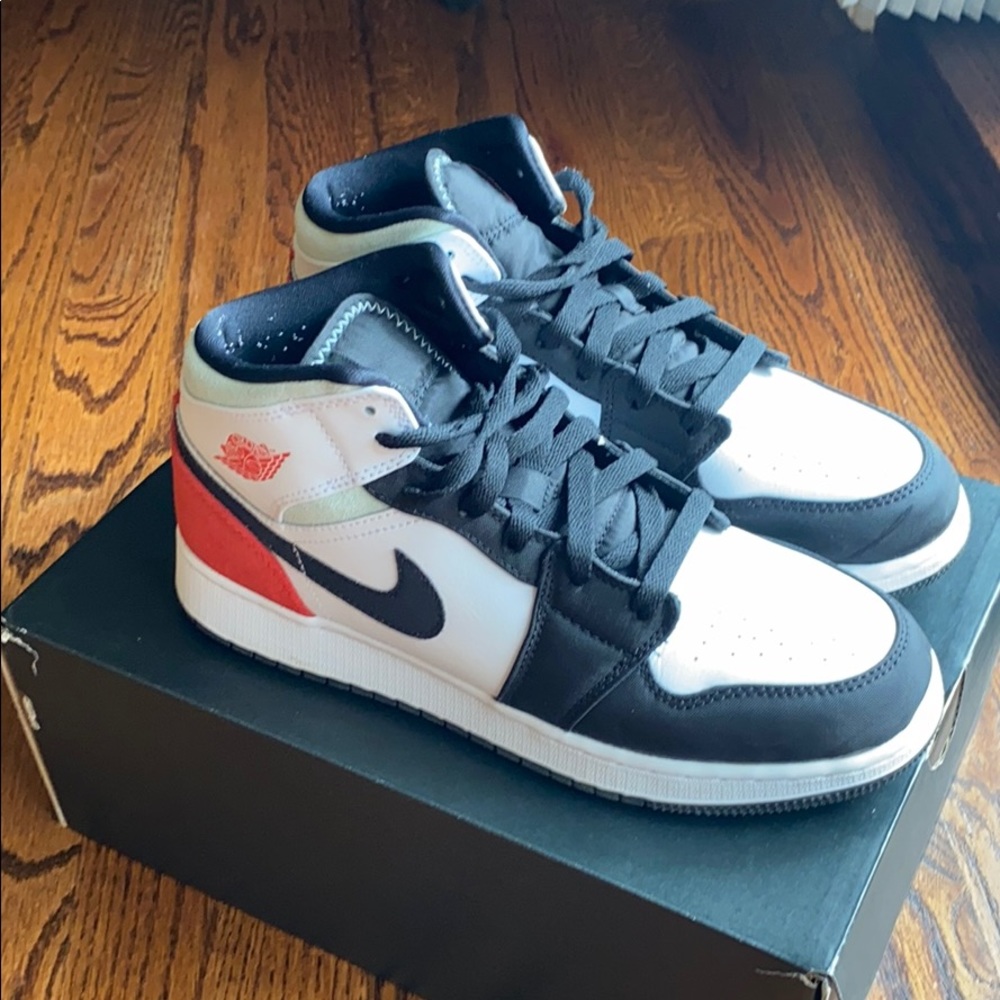Air Jordan 1 Mid SE (GS)